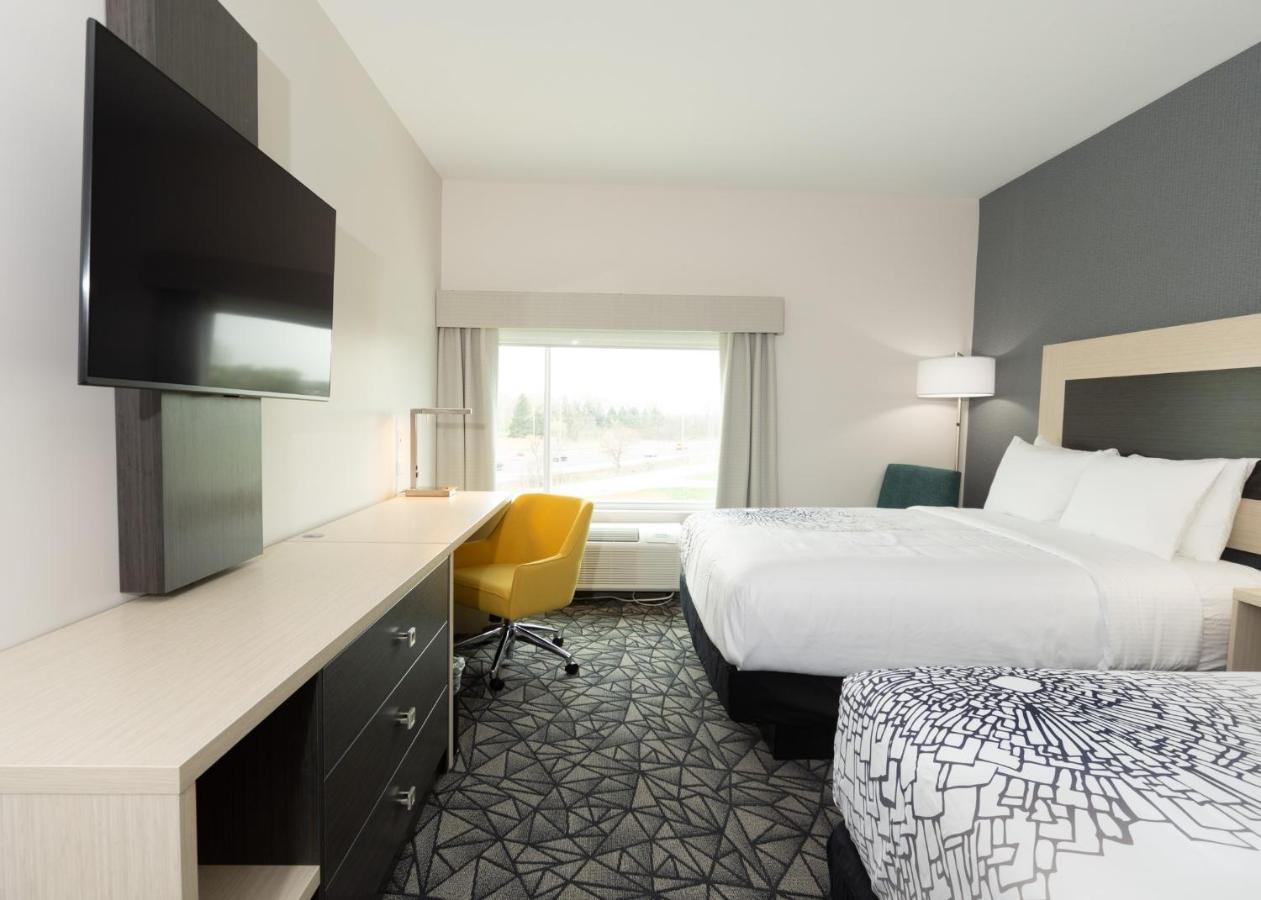 La Quinta Inn & Suites By Wyndham Shorewood Экстерьер фото