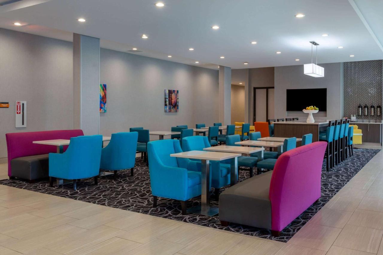 La Quinta Inn & Suites By Wyndham Shorewood Экстерьер фото