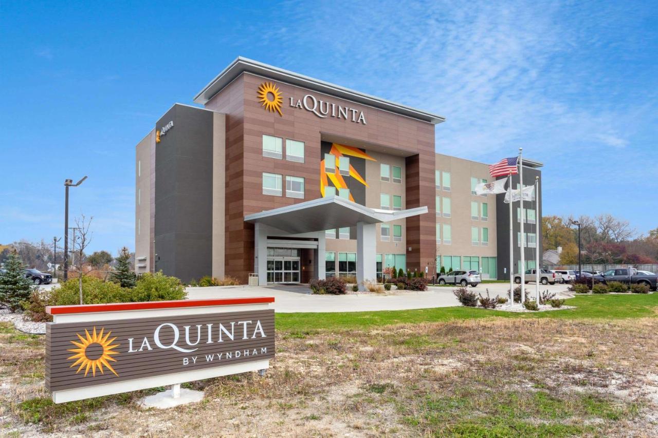 La Quinta Inn & Suites By Wyndham Shorewood Экстерьер фото