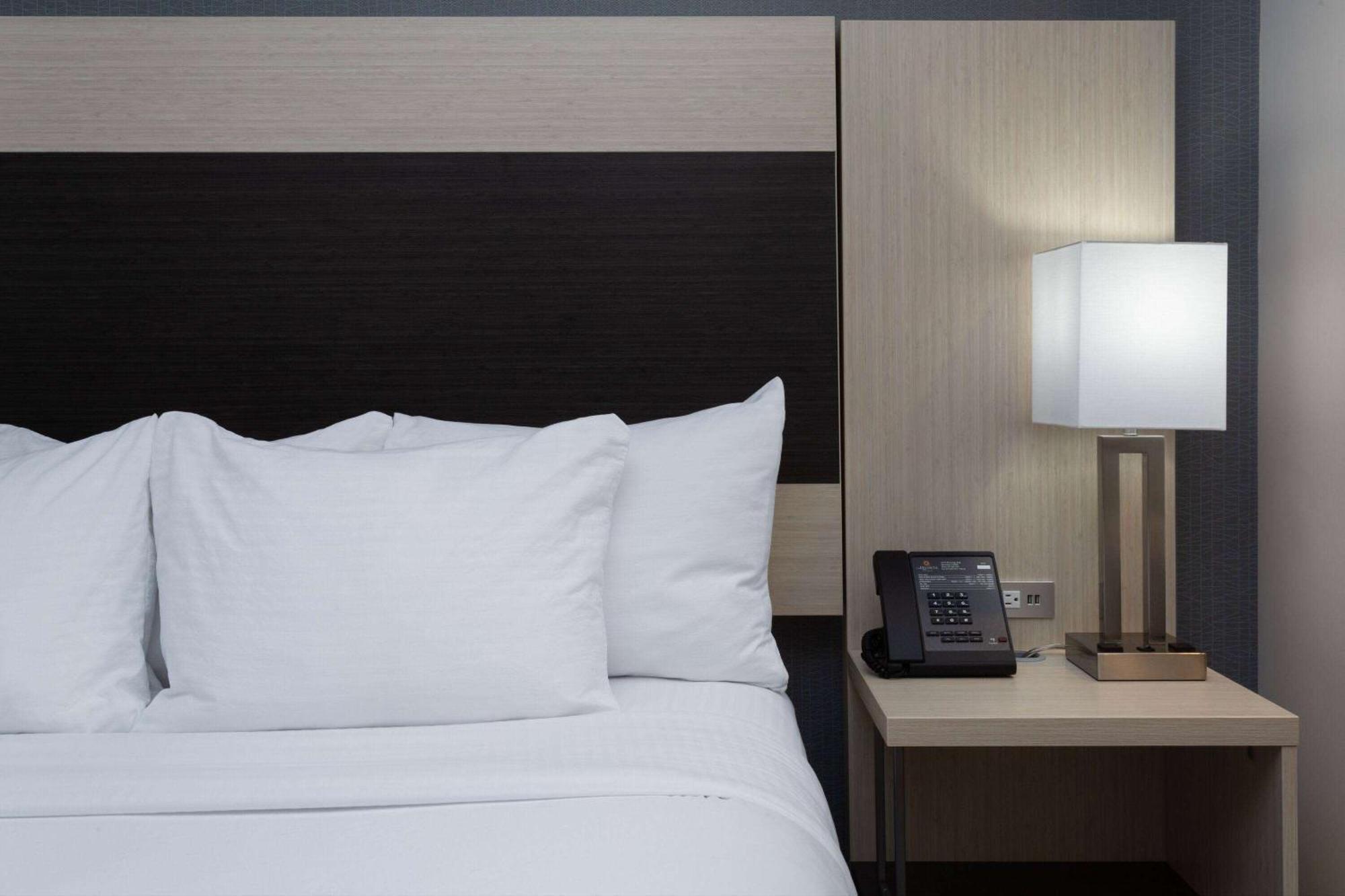 La Quinta Inn & Suites By Wyndham Shorewood Экстерьер фото