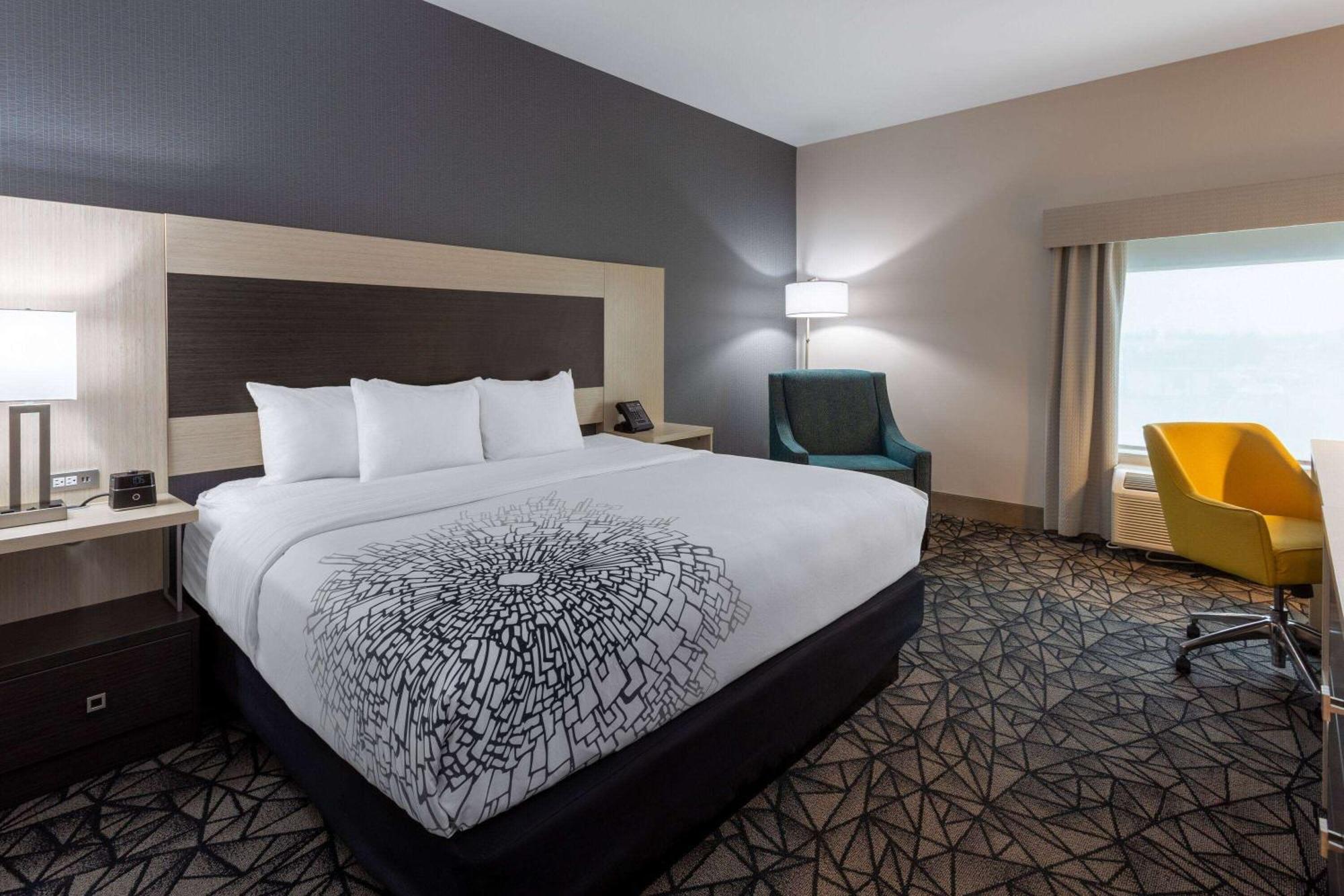 La Quinta Inn & Suites By Wyndham Shorewood Экстерьер фото